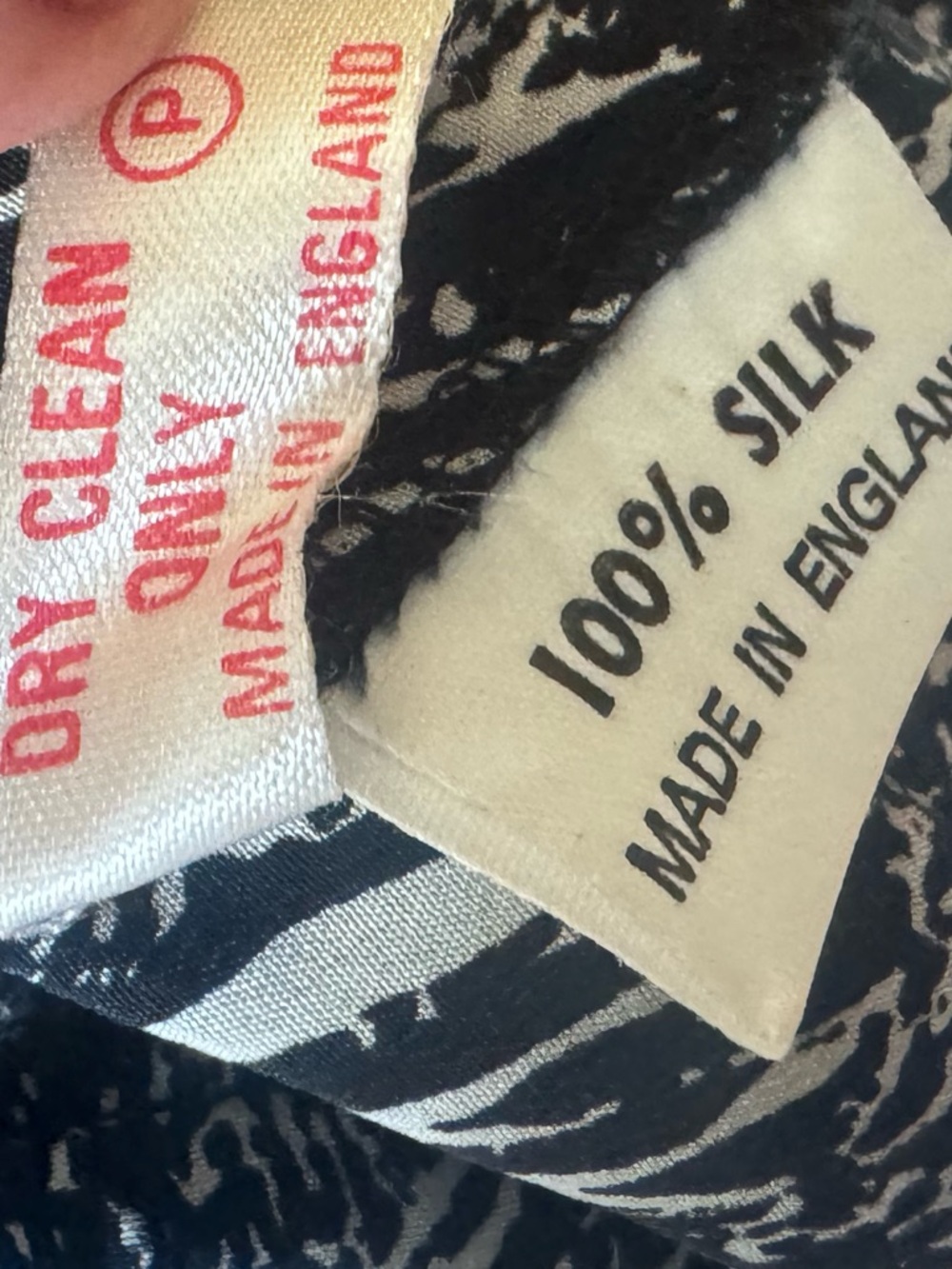 Julie V England 100% Silk 90s Abstract Animal Print Blouse 8 Top Light Blue Tan - Picture 14 of 16